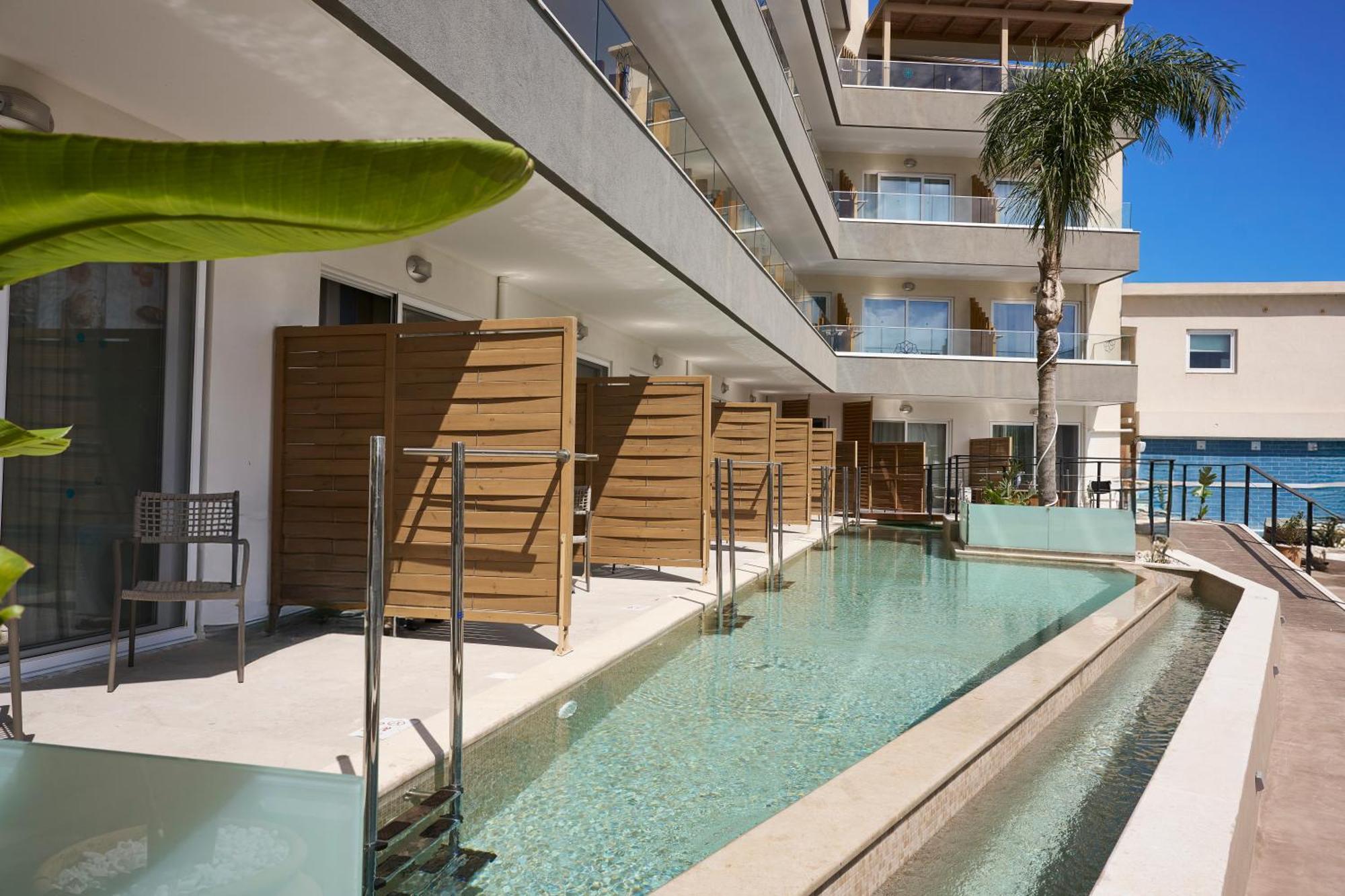 Premium Room Swim-Up