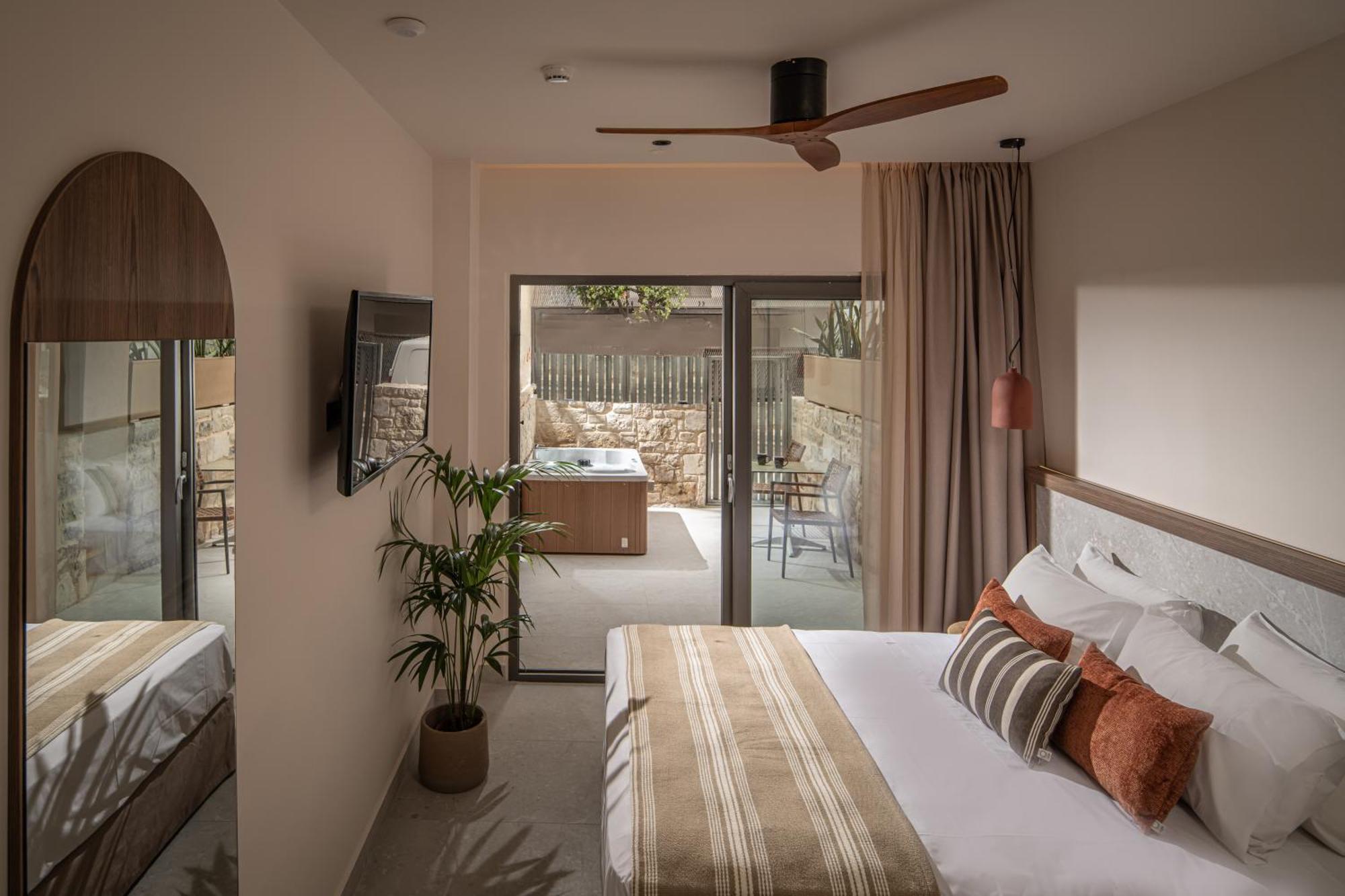 Urban Room Outdoor Jacuzzi