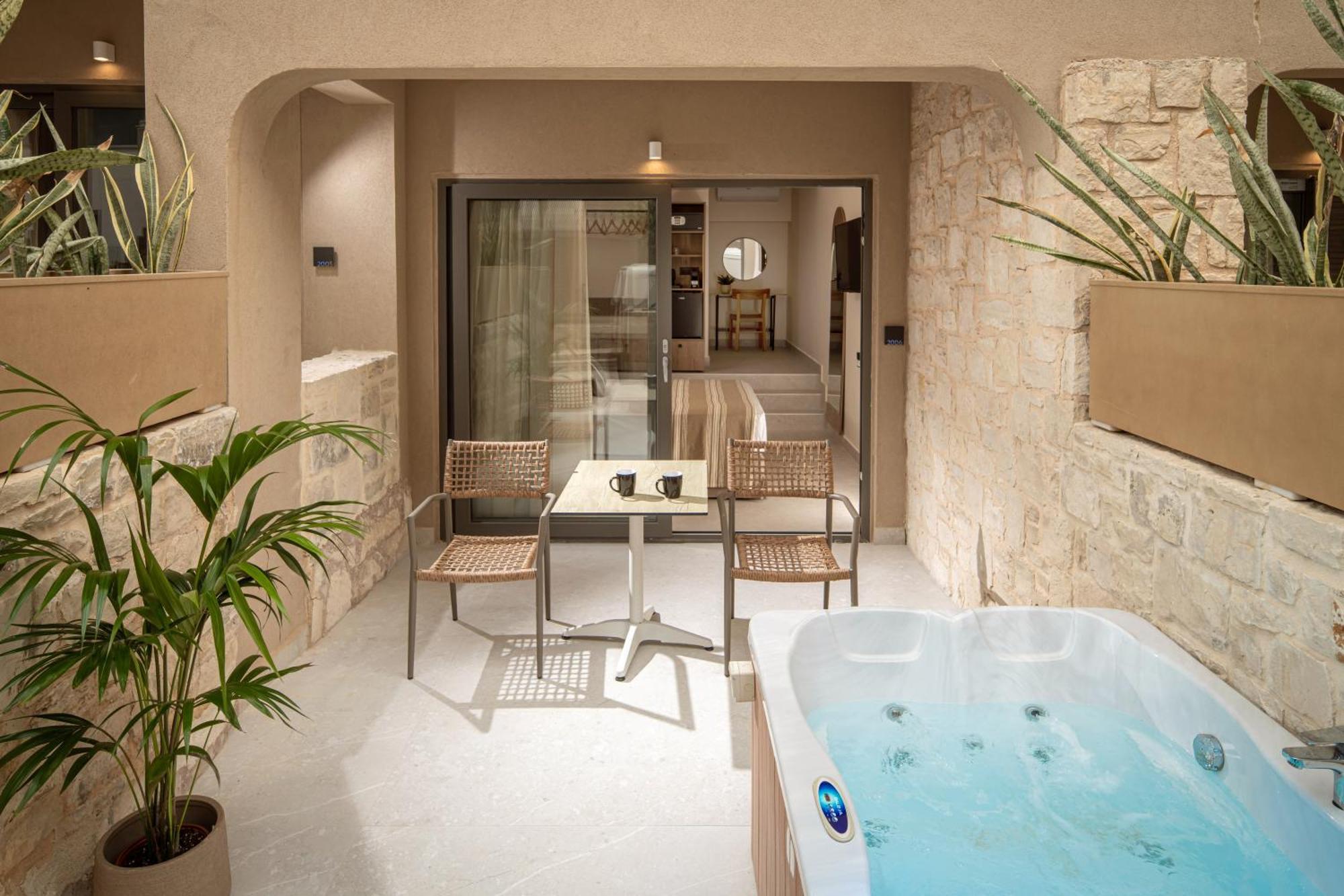Urban Room Outdoor Jacuzzi