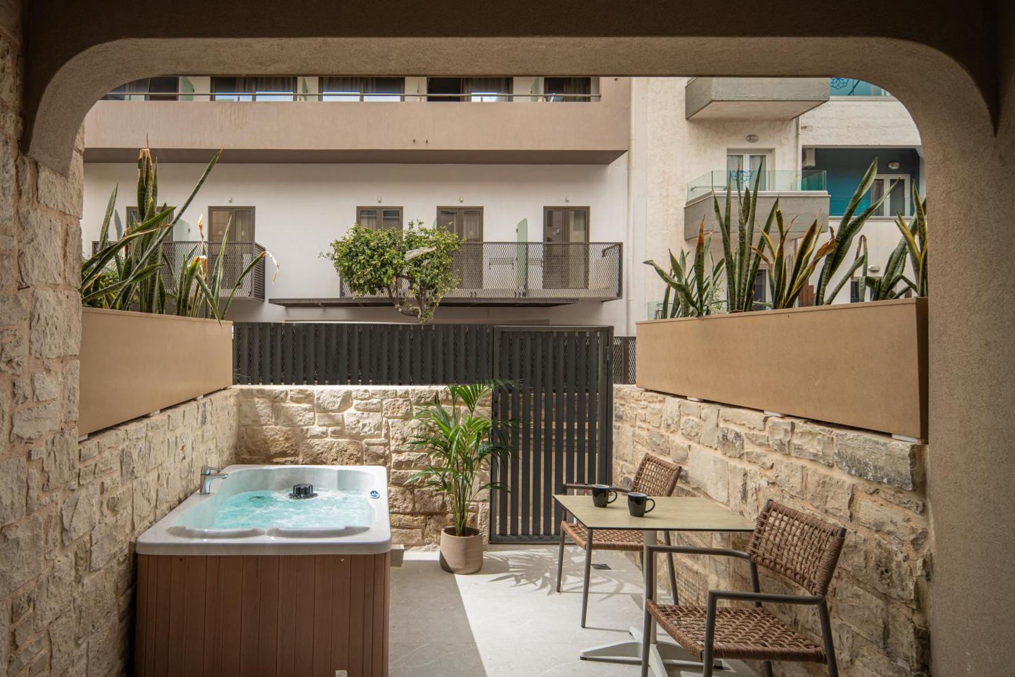 Urban Room Outdoor Jacuzzi