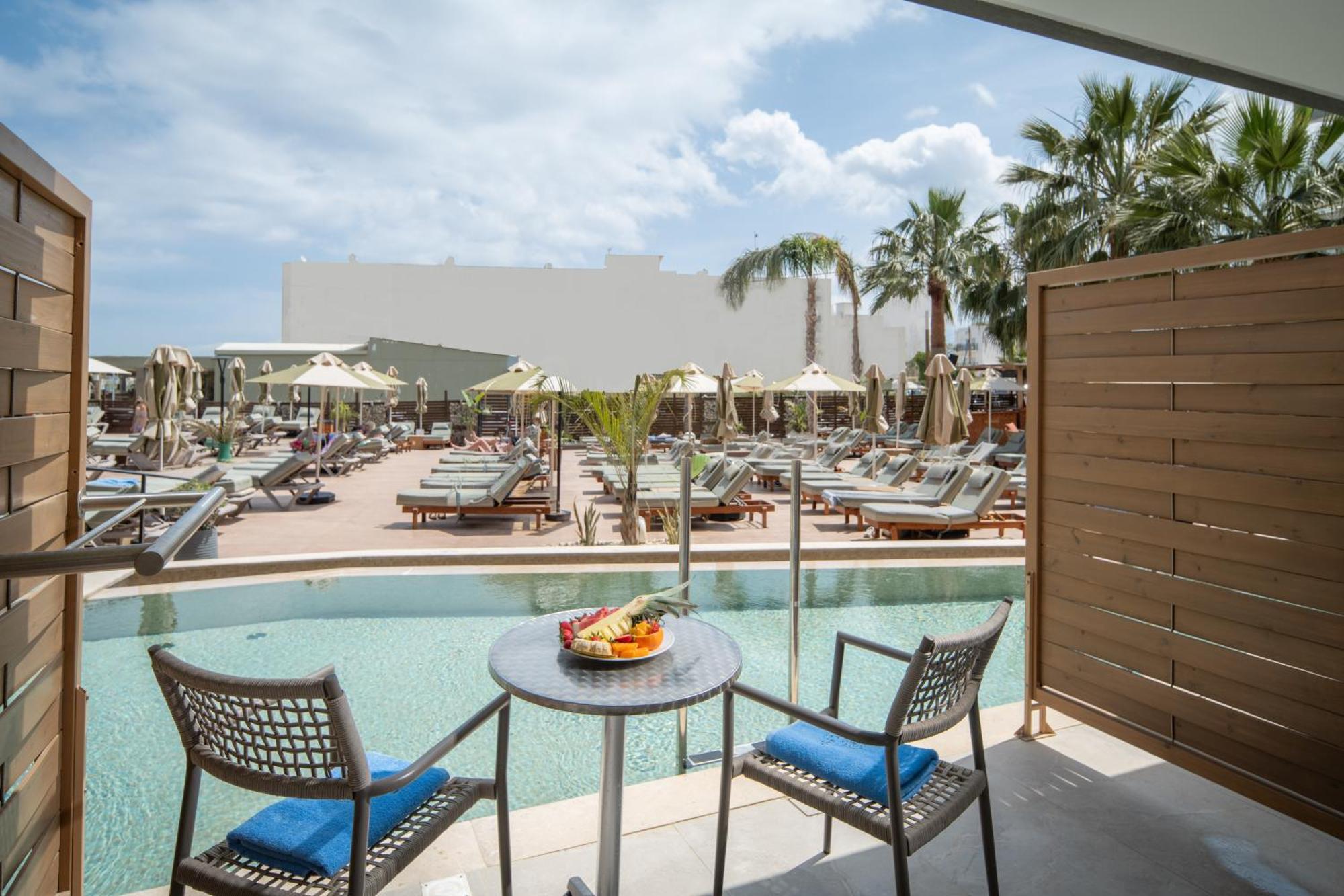 Premium Room Swim-Up